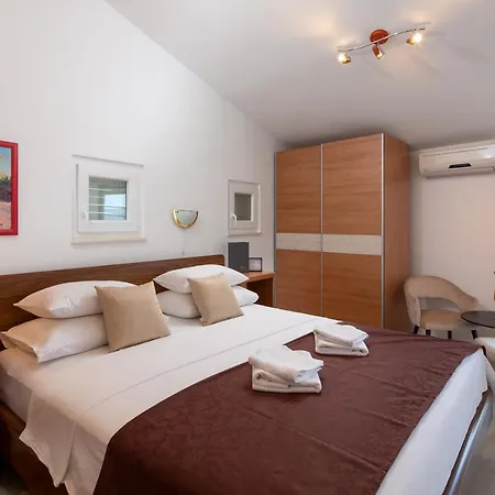 Mandalinic Guest house 3*